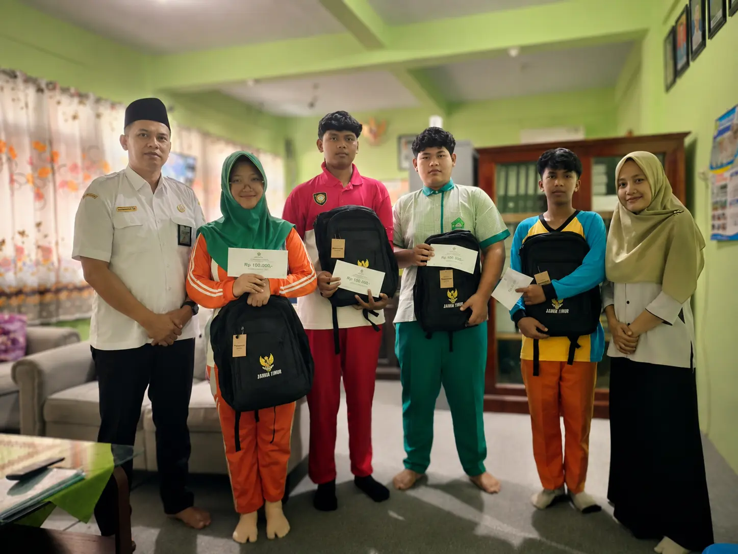 SMK Negeri Tempursari Berbagi Kebahagiaan melalui Santunan Anak Yatim