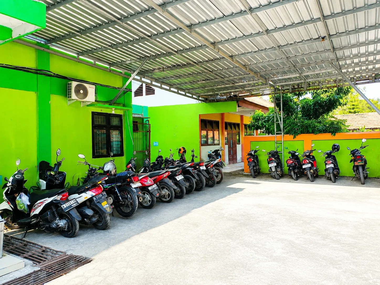 Area Parkir Guru